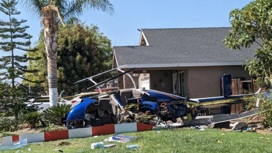 Крушение рухнувшего на жилой квартал вертолета попало на видео