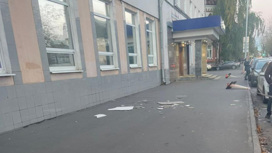 Момент падения фасадной плитки на подростков в Москве попал на видео