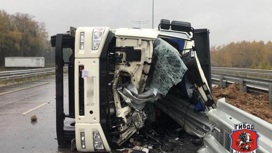 В страшной аварии в Москве погиб водитель грузовика