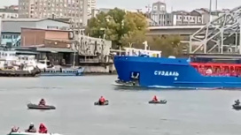 Проходящий по Дону танкер столкнулся с рыбацкой лодкой