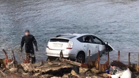 Во Владивостоке машина упала в море, есть погибший