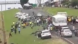 В Бразилии автомобиль въехал в толпу протестующих против избранного президента