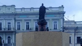 В Одессе памятник Екатерине II спрятали за деревянным забором