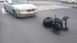 В Новороссийске водитель на "Ягуаре" сбил маму с коляской