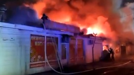 Огонь охватил рынок в центре Минусинска