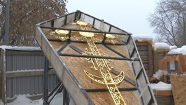 В Челябинске освятили главный крест и купол храма Александра Невского