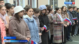 Вот уже 3 месяца в российских школах учебный день начинается с поднятия флага и исполнения гимна