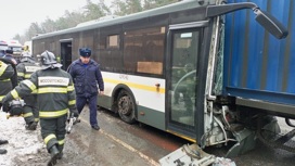 Автобус с пассажирами протаранил фуру на востоке Подмосковья