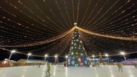 На площади у Главного храма ВС России открыт ледовый каток