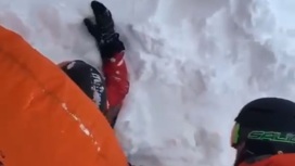Сотрудника противолавинной службы засыпало снегом в горах Сочи