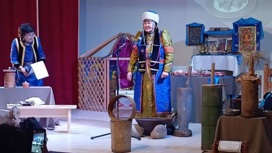 Солисты фольклорного ансамбля в Бурятии показали школьникам старинные обряды