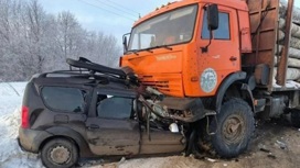 Четверо погибли в легковушке, угодившей под лесовоз в Кировской области