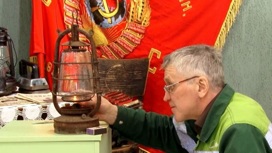 В Коряжме коллекционер передал в музей керосиновый фонарь, возраст которого около 100 лет