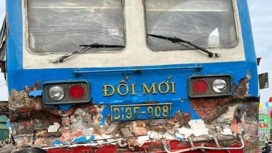 Столкновение поезда и грузовика в столице Вьетнама попало на видео