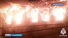 В Уфе на улице Запотоцкого загорелся двухэтажный барак: эвакуировано 18 человек