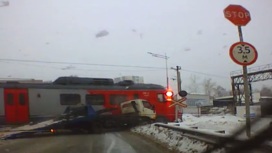 Регистратор запечатлел столкновение поезда и эвакуатора в Ижевске