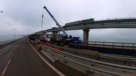 На восстановленную часть Крымского моста уложили первый слой асфальта