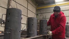 Гурьевский предприниматель наладил производство печек-буржуек. Уже 150 таких обогревателей он отправил нашим солдатам