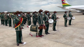 Лукашенко к трапу в Зимбабве проводил козел Хумало