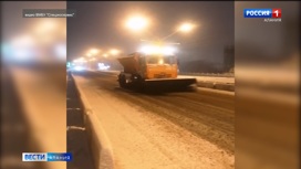 Во Владикавказе продолжается расчистка пешеходных зон от снега