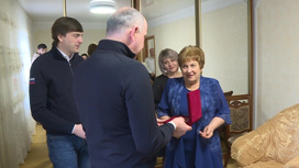 Министр Кравцов наградил династию педагогов из КЧР