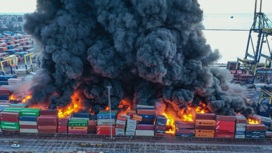 В Турции второй день тушат масштабный пожар в порту