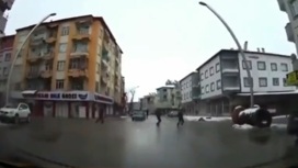 Массовое обрушение домов во время землетрясения в Турции попало на видео
