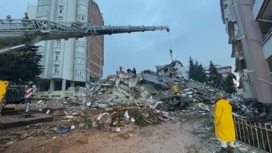 Российские спасатели работают в Турции на самых сложных завалах