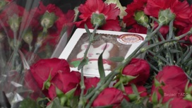 К посольствам Турции и Сирии в Москве несут цветы