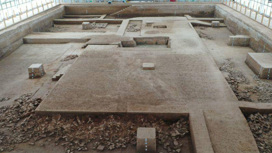 Древнее здание №3 в комплексе Юэян. Здесь был найден керамический унитаз со сливом.