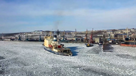 На Дальнем Востоке из-за аномальных морозов сковало льдом порт Ванино