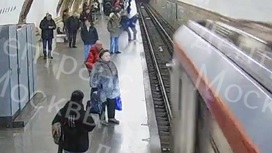 Школьник выжил после падения под поезд в московском метро
