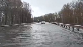 Мощный паводковый поток смыл машину в Липецкой области