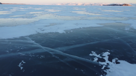Разрушение льда и промоины наблюдают на озере Байкал