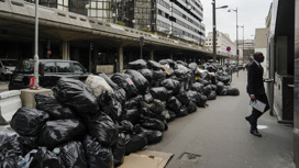 На улицах Парижа скопились тысячи тонн мусора