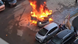 Очевидцы сняли горящий автомобиль во дворе сахалинской многоэтажки