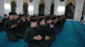 Дети, совершающие утреннюю молитву в "Сердце Чечни" получат ценные подарки