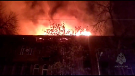 Самарское МЧС показало кадры крупного пожара в старинном доме