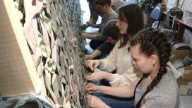 В Серпухове команда женщин-волонтеров поставила на поток плетение маскировочных сетей для нужд СВО