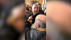 На Украине полиция не дала священнику завершить богослужение
