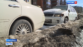 Брошенные автомобили осложняют уборку тающего снега в Новосибирске