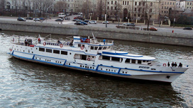 Теплоход частично ушел под воду на Москве-реке