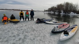 Пятеро сапсерферов проплыли на льдине по Оби в Новосибирске