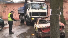 Власти Калининграда продолжают убирать с улиц брошенные автомобили