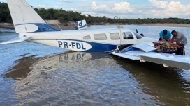 Пассажирка самолета сняла на видео аварийное приземление в реку
