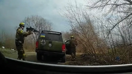 Бойцы ВСУ расстреляли машину с женщиной и ребенком за русский язык