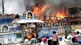 Сильный пожар вспыхнул в индуистском храме во время торжеств