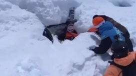 Сноубордист едва не погиб, провалившись в снежный колодец