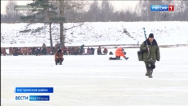Безумные костромские рыбаки вопреки запретам лезут и лезут на тающий лёд