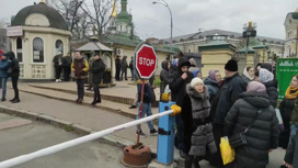 Верующие не пустили в Киево-Печерскую Лавру провокаторов и чиновников